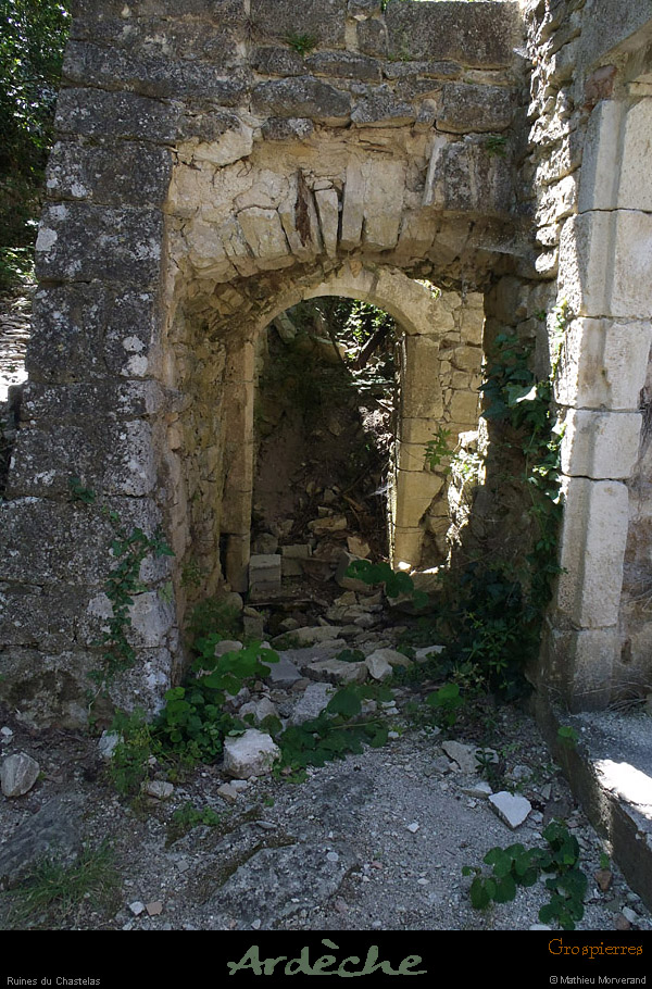 20120622_grospierres_ruinesvillagechastelas04
